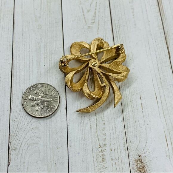 VTG Trifari Gold Bow Brooch - Picture 2 of 3